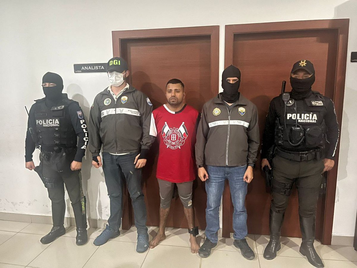CarrilloRosero's tweet photo. Como lo dijimos: vamos a dar con los responsables de la explosión de Cristo del Consuelo. Hoy, @PoliciaEcuador detuvo a un hombre con antecedentes por asesinato y robo. Admitió estar involucrado en el ataque terrorista. ¿Por qué un hombre con estos antecedentes está en libertad? https://t.co/UPHR5gWzjN