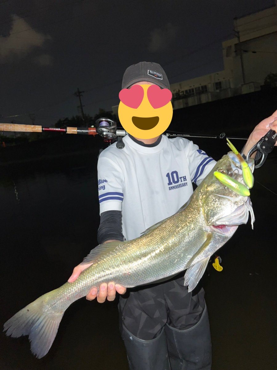 XM1xr's tweet photo. 高知最終日
ギリギリの時間まで粘ってなんとかシーバスが釣れました！
サイズは65cmでしたが、初めてビックベイトで釣れました！
＃アーマージョイント190SF
＃スコーピオンMD
#フィッシュマン
#ブリストベンダバール89M https://t.co/SZ68BTq50A