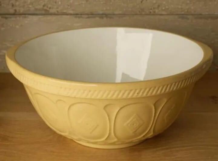 1980sRewind's tweet image. Who remembers doing some baking with their Nan during the schoo hols and using one of these bowls?