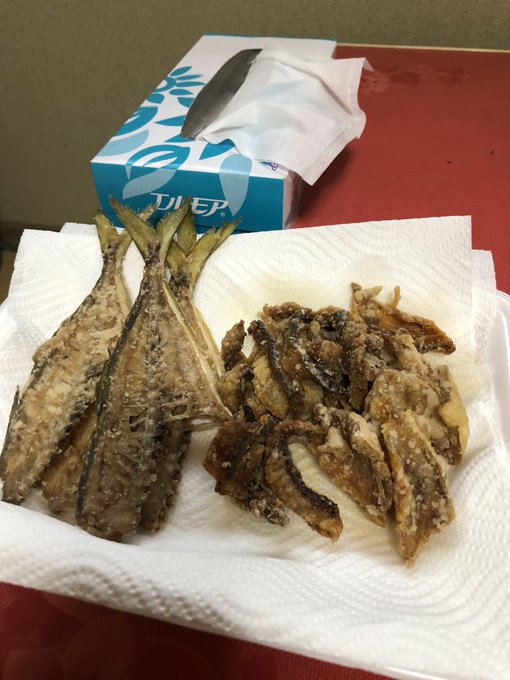 アジの骨煎餅はマジでバカ美味い。
もし、アジを3枚に下ろす機会があれば是非やってほしい。

刺身用にアジを下ろした時に残る中骨、肋骨、血合骨(骨抜きで抜く場合は残らない)、頭(半分に割る)に塩を当ててキッチンペーパーで挟んでしばらく脱水。
あとは片栗粉塗してじっくり揚げるだけ。 https://t.co/phtuUy5YLp 