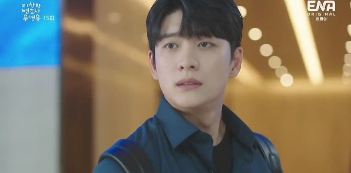 Mary_Lyst's tweet photo. Youngwoo can't stop loving and missing Lee junho...she stay there to see him for second and when he notice her she hide herself... 

#ExtraordinaryAttorneyWooEp15 #ExtraordinaryAttorneyWoo https://t.co/EIGwlt7kbQ
