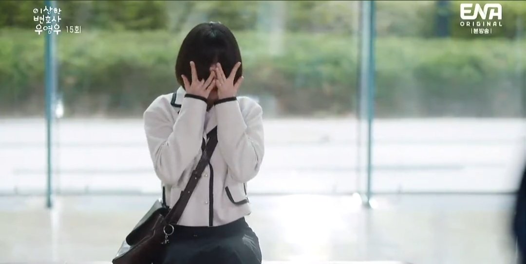 Mary_Lyst's tweet photo. Youngwoo can't stop loving and missing Lee junho...she stay there to see him for second and when he notice her she hide herself... 

#ExtraordinaryAttorneyWooEp15 #ExtraordinaryAttorneyWoo https://t.co/EIGwlt7kbQ