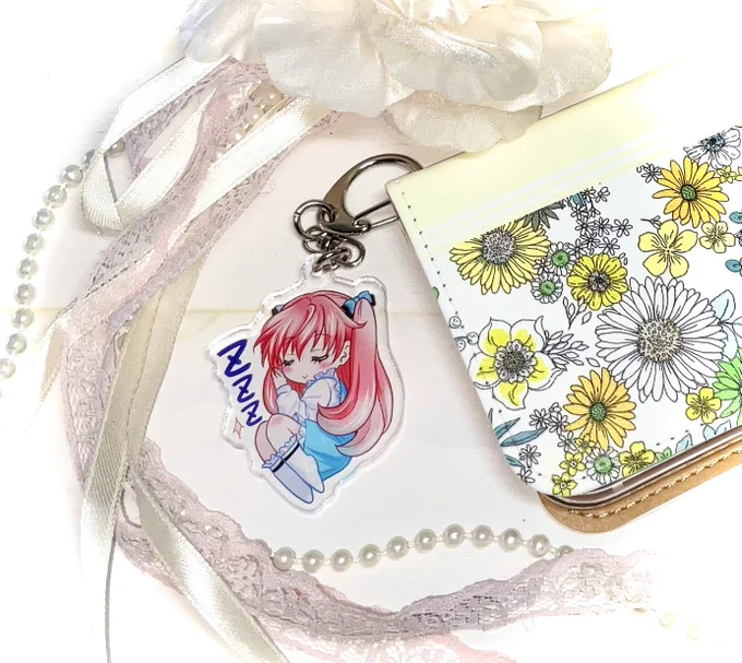 pixivFACTORYさんのアクキーキャンペーン当選しちゃいましたーそれで送られてきたのがこちら右手に置いたのは愛機のiPhoneです。50mmの小さめデザイン選びました。発色が素晴らしくて、描いたまんまリアル世界に出てたね!って感じでなかなか感動しました感謝〜 