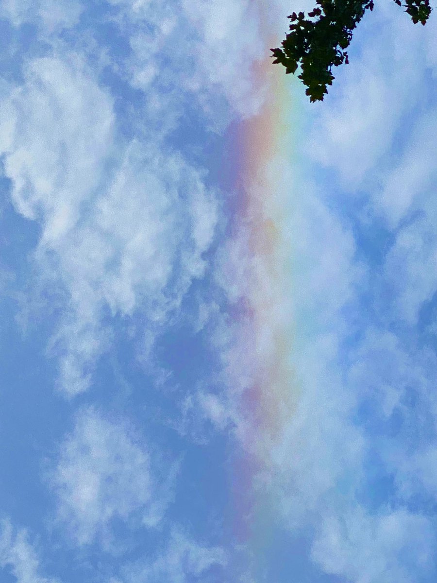 GVillaras's tweet photo. @ericfisher - this appeared over my house last night, aside from being a rainbow-like image, is there a meteorological term for this? https://t.co/0Rbl0h3Y9t