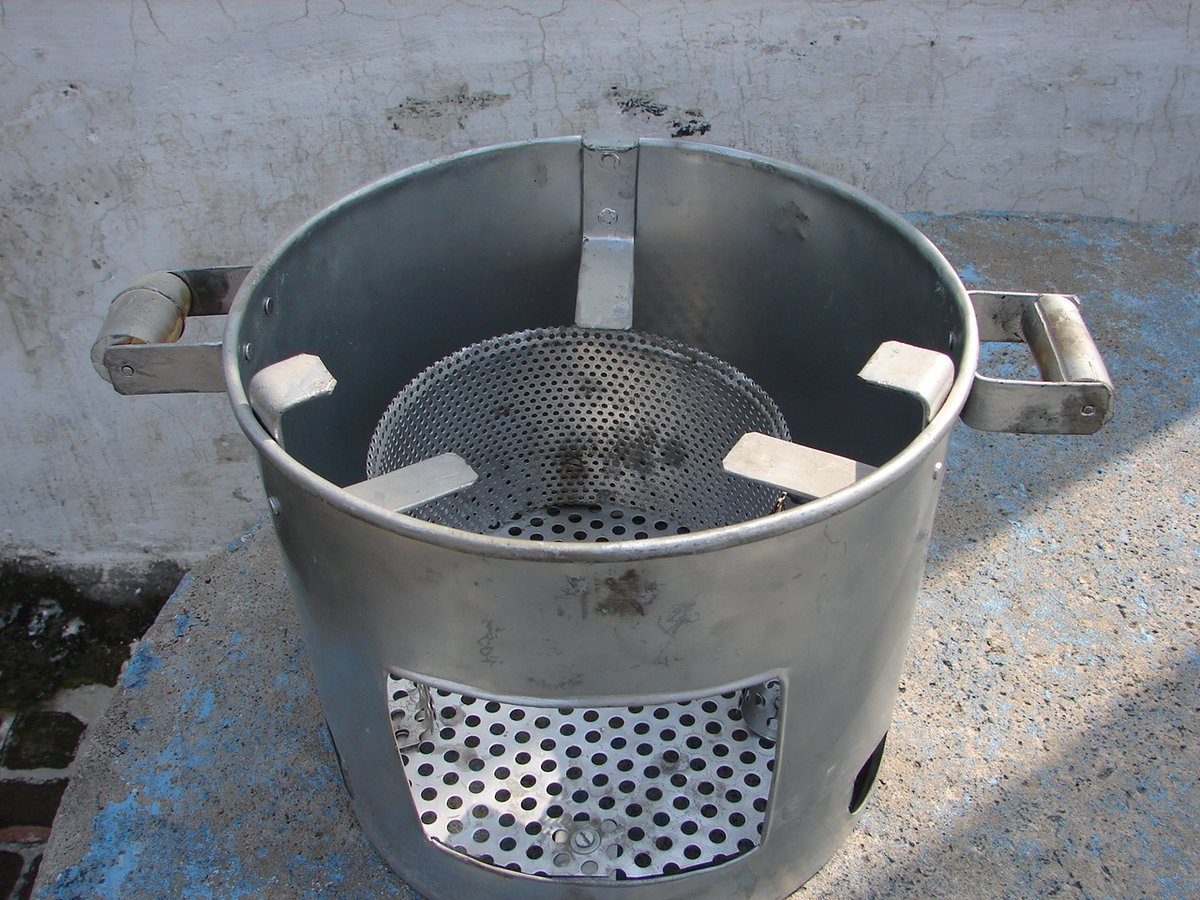 DAperspectives's tweet photo. Indoor #airpollution is a major problem, especially in rural India. Our TARA Chulha uses diverse #cooking fuels such as wood, cow dung, and fuel briquettes to dramatically cut both fuel use and smoke emissions in the kitchen.
#ResilientFuturesTogether #indoorpollution #smoke https://t.co/6pdrwBnn2T