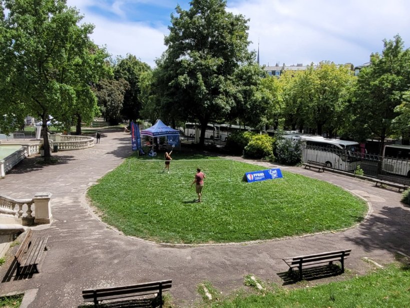 Badminton21's tweet photo. Le Comité continu la promotion du #airbadminton avec le Badminton Club Dijonnais ! Un terrain sera en libre accès au Jardin Darcy, le 20 et 27 août 2022, lors des samedis sport organisés par @dijon !

#airbadminton #ffbad #fun  #Plaisir #Dijon https://t.co/Onf0dTSqcT