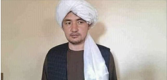 AhmadQasani's tweet photo. در حالیکه مولوی مهدی در تصویر اولی در حال اسارت دیده می شود، طالبان گفتند که او را هنگام فرار به ایران کشتند.

در این دو تصویر پیراهن و واسکت آقای مهدی یکیست، به نظر می رسد که مولوی مهدی مورد بازجویی نیز قرار گرفته و بعد از آن اعدام شده است.

هنوز جسد آقای مهدی را کسی ندیده است. https://t.co/qQ68TWbFiQ