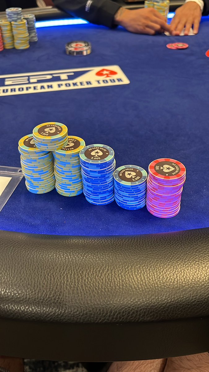 Chip leader de la mesa y no se ni como se juega a esto
LOL > Poker