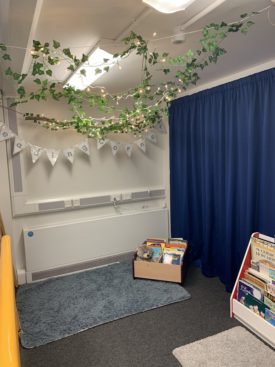 Started my reading corner today, just need some pillows and chairs to make it cosy and useable 🥰