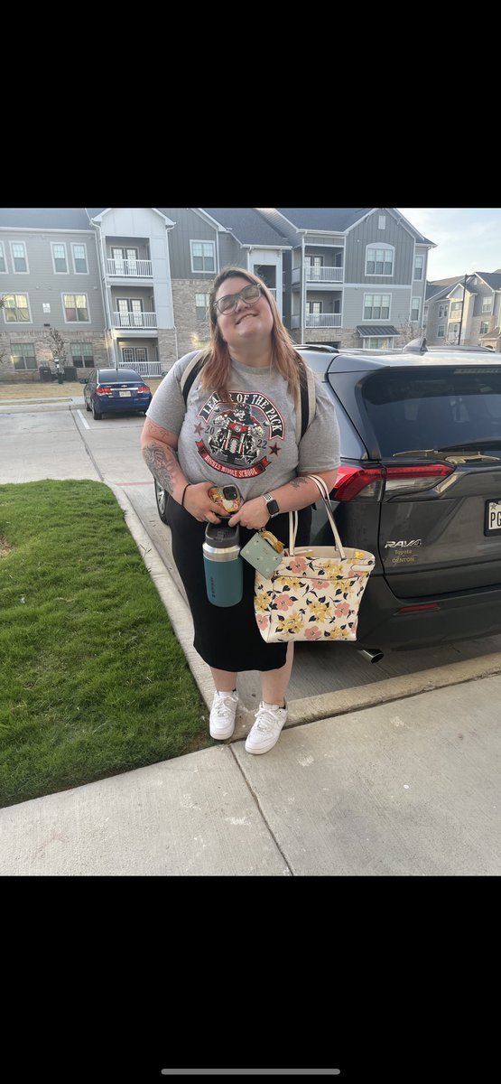 caitlinroberts5's tweet photo. My mommy ( @__megs13 ) took first day of school pictures of me 🤣💀 https://t.co/bhOCefSDwV
