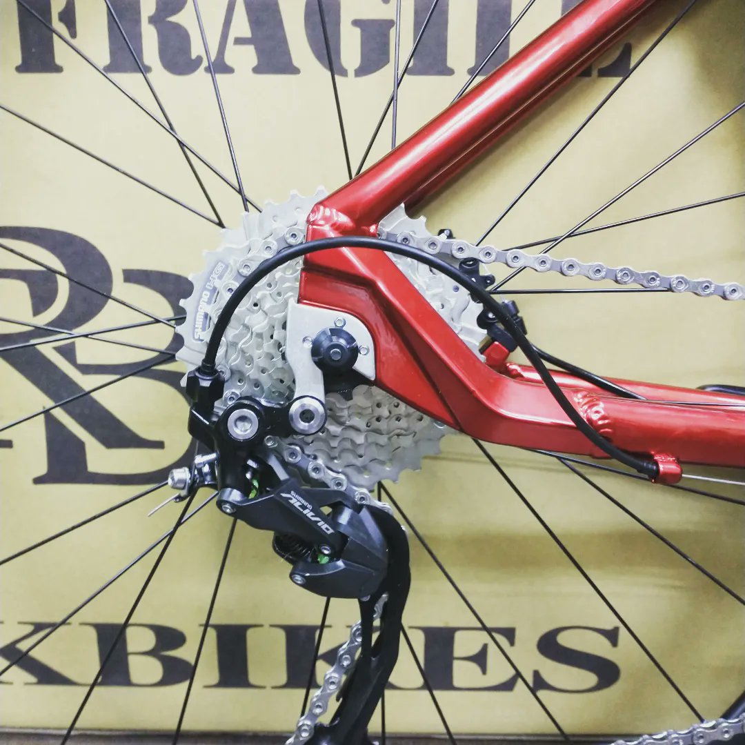 ROCKBIKES_home's tweet photo. 今日はROCKBIKESのセカンドブランド“RB77”のAmistad の組み立てです。
グラベルキャラクターのアミスタットですが、今回お客様からのご要望でスプロケを11-36Tに変更。それに伴いディレーラーもキャパシティの大きなAlivioへ。ギア比もかなりワイドになりました。インナーローでギア比1:1切の0.94。 https://t.co/rFRebgKw8y