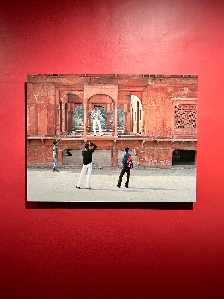 IndiaArtFair's tweet image. This #IndependenceMonth, we celebrate #SunilGupta — the man who gave #queer India a name and visual identity! 

@VadehraArtGallery in #Delhi is showing Gupta’s photographs of romantic encounters in the monuments of the city, from India Gate to Red Fort and more.