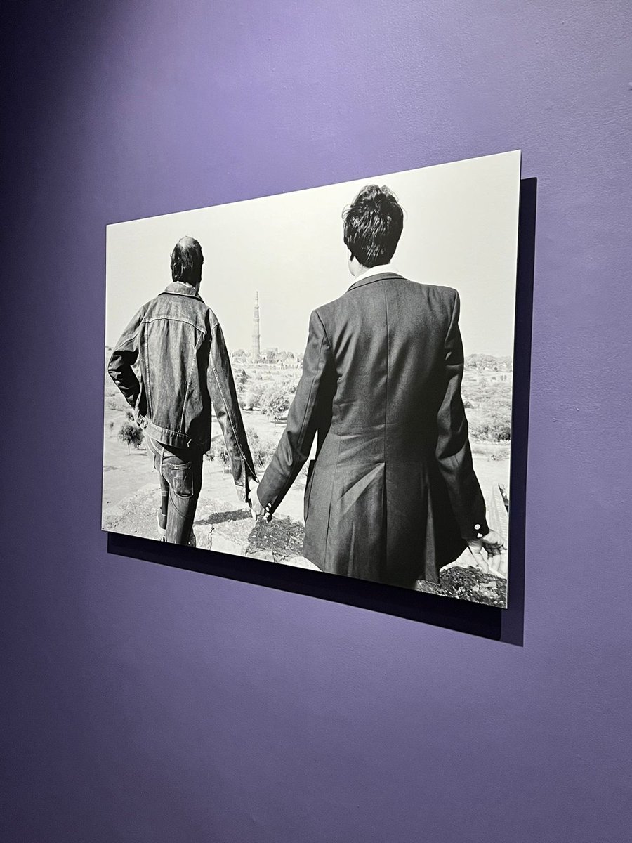 IndiaArtFair's tweet image. This #IndependenceMonth, we celebrate #SunilGupta — the man who gave #queer India a name and visual identity! 

@VadehraArtGallery in #Delhi is showing Gupta’s photographs of romantic encounters in the monuments of the city, from India Gate to Red Fort and more.