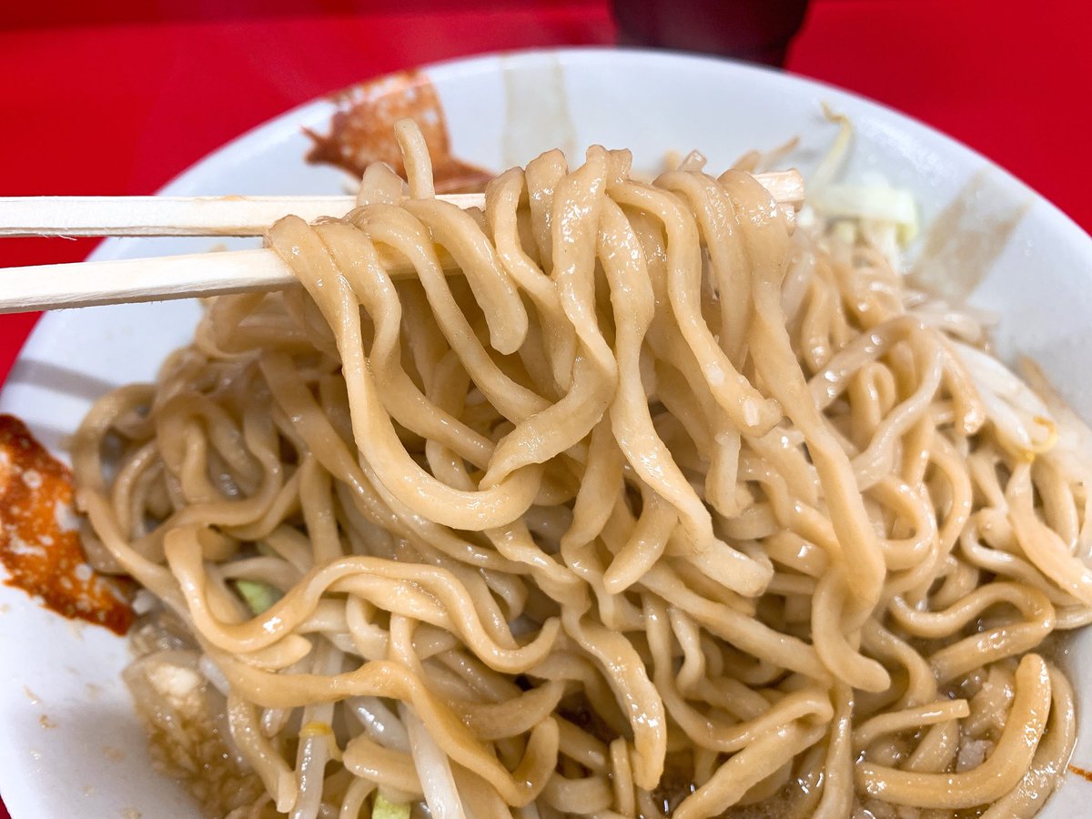 rhamenman's tweet photo. ◆ラーメン二郎 一橋学園店 小
祝・御開店！麺上げのフカフカと麺踊る音でもうウマさ確信。ザラとした神保譲りの麺肌に、脂回ったややミルキィコク旨汁まとい最高にうんメェ！精神が加速し夢中で啜る。豚、赤身味染み最高で、脂身バターの上品テイスト、メッチャ好みの極上豚！西東京に神店爆誕ッ！！ https://t.co/LE8jz8IAuT