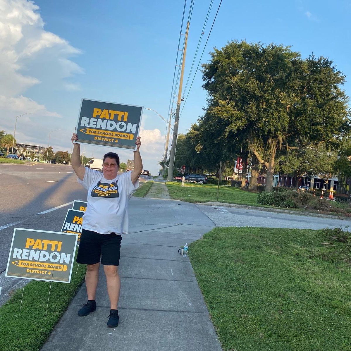 VotePattiRendon's tweet photo. Good morning, Valrico! 🌅We love welcoming the morning by sign waving. Thank you for the honks! 🚗 Remember to vote for Patti Rendon for School Board, District 4! 🗳#votepattirendon https://t.co/PDtHAwrsYl