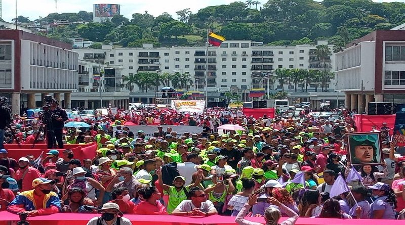 VTVcanal8's tweet photo. Clase Obrera entrega a ministro del trabajo pliego de peticiones para discusión en Mesa de Trabajo de Alto Nivel

#MaduroPuebloTrabajador

https://t.co/v56RO7jOPi https://t.co/YuafDm6XyJ