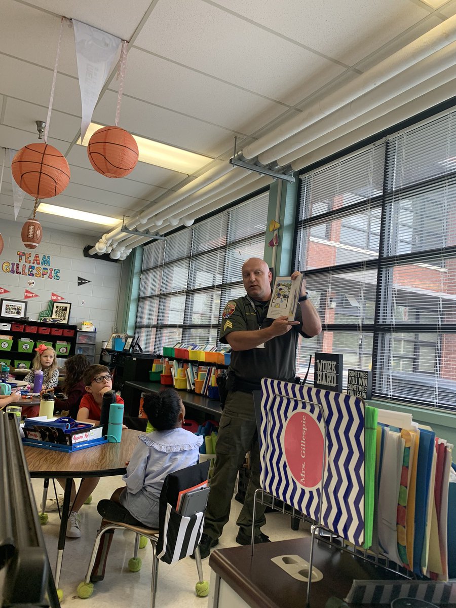 kingmia5's tweet photo. We have our amazing Officer Hayes reading Officer Buckle and Gloria to the first grade. Thank you!!! @McFadden_School https://t.co/vFNqA4vu8R