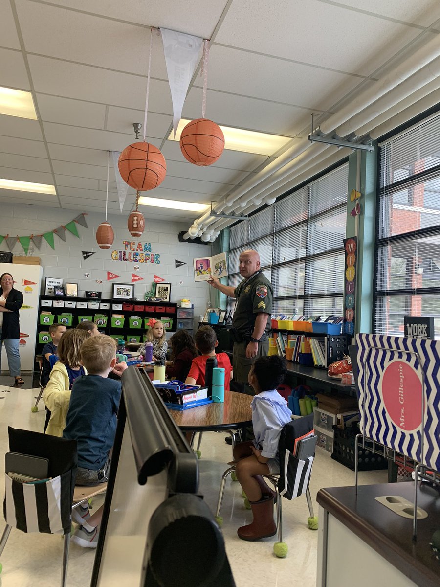 kingmia5's tweet photo. We have our amazing Officer Hayes reading Officer Buckle and Gloria to the first grade. Thank you!!! @McFadden_School https://t.co/vFNqA4vu8R