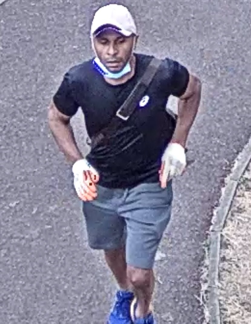 UB1UB2's tweet photo. The Met Police have relessed images of the suspect who fatally stabbed an elderly man on a mobility scooter.

87-year-old Thomas O’Halloran, was murdered yesterday in Greenford, West London https://t.co/90MEYNaon8