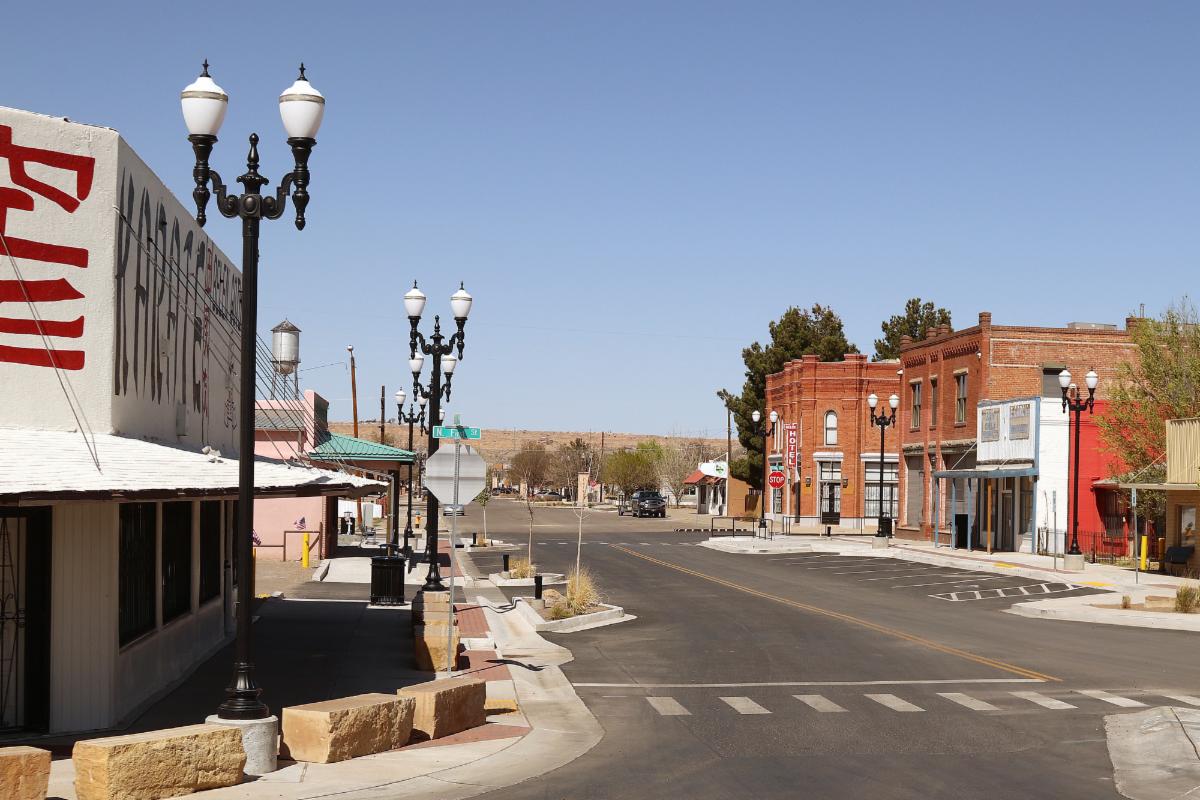 SternbergLight's tweet photo. Belen NM completed streetscape renovations along Becker Ave as part of New Mexico’s “Great Blocks on Main Street” initiative. Sternberg’s Avenue B750CF set on Augusta 4200 poles and 779PT decorative twin arms enhance the downtown. To see the full gallery: https://t.co/9wjxQZz0NZ https://t.co/yzj134bRVL