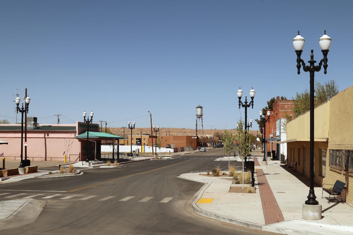 SternbergLight's tweet photo. Belen NM completed streetscape renovations along Becker Ave as part of New Mexico’s “Great Blocks on Main Street” initiative. Sternberg’s Avenue B750CF set on Augusta 4200 poles and 779PT decorative twin arms enhance the downtown. To see the full gallery: https://t.co/9wjxQZz0NZ https://t.co/yzj134bRVL