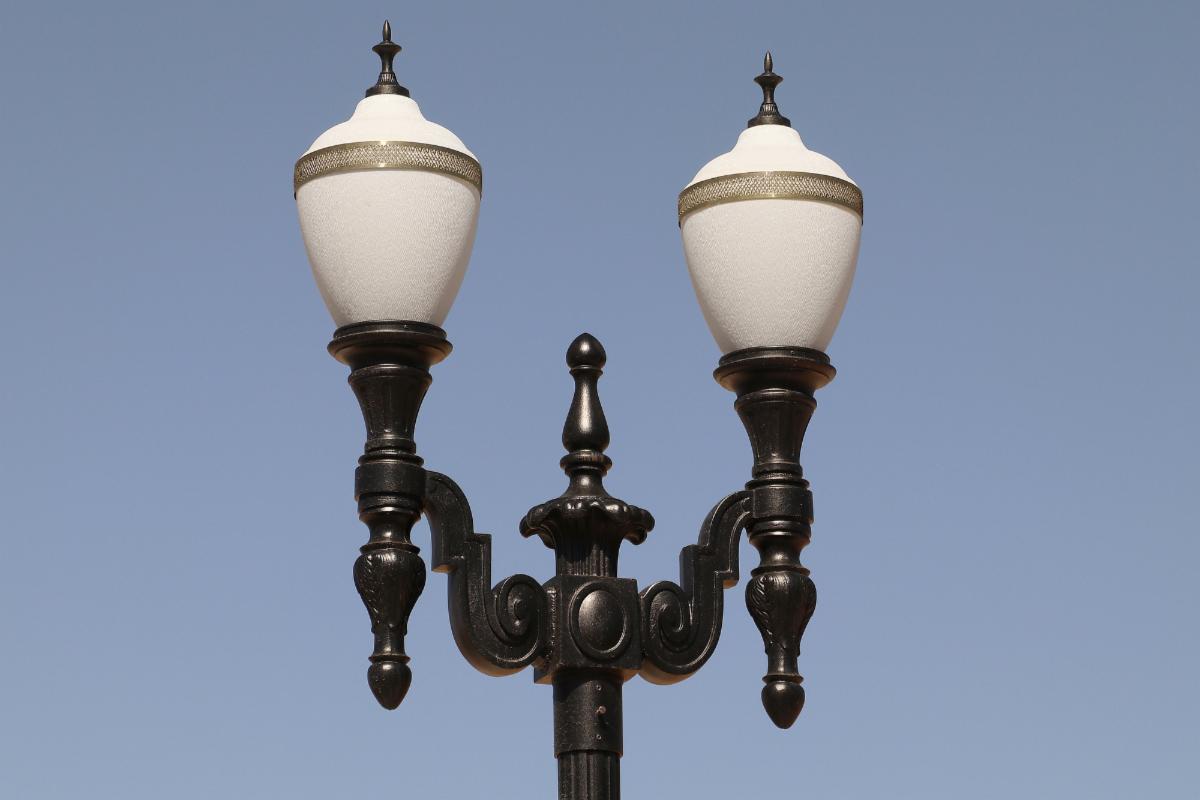 SternbergLight's tweet photo. Belen NM completed streetscape renovations along Becker Ave as part of New Mexico’s “Great Blocks on Main Street” initiative. Sternberg’s Avenue B750CF set on Augusta 4200 poles and 779PT decorative twin arms enhance the downtown. To see the full gallery: https://t.co/9wjxQZz0NZ https://t.co/yzj134bRVL