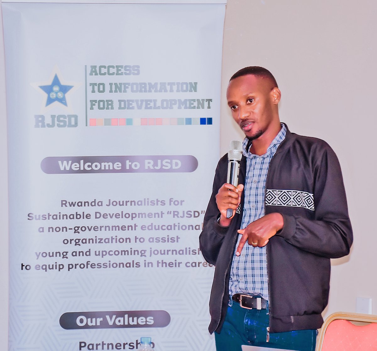 sammycelestn's tweet photo. #HappeningNow: Mu mahugurwa ya @rwandajsd, Athanase Rukundo wo muri @HDIRwanda avuze ko bifuza urahare rw'itangazamakuru mu gutangaza amakuru no kuzamura ubumenyi bw'Umuturage ku ndwara zandurira mu mibonano mpuzabitsina, #STIs.
#JournalistsTraining2022 #RwOT #Rwanda https://t.co/h59yyKv8cS