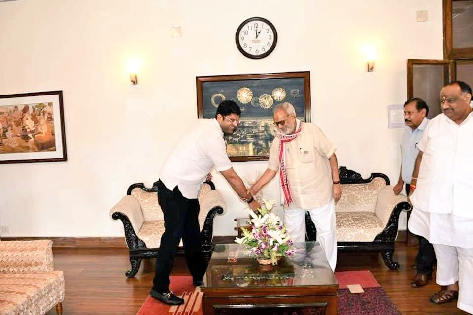 Dchautala's tweet photo. आज ओडिशा के महामहिम राज्यपाल माननीय श्री गणेशी लाल जी से भुवनेश्वर राज भवन में शिष्टाचार भेंट कर विभिन्न विषयों पर चर्चा कर मार्गदर्शन प्राप्त किया। https://t.co/yM5ZJbD1Z7