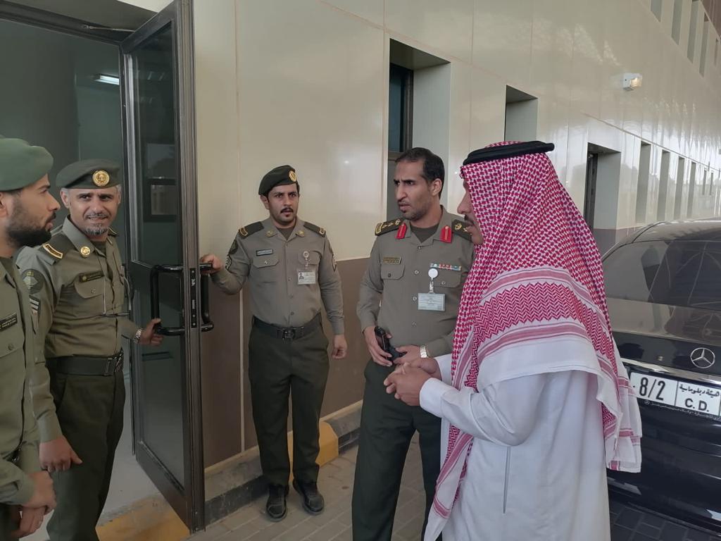 KSAembassyOM's tweet photo. قام سفير خادم الحرمين الشريفين سعادة عبدالله بن سعود العنزي  بزيارة منفذ الربع الخالي، وأطلع على سير العمل فيه والتقى عددا من أصحاب حملات الحج والعمرة العمانيين في صالات الانتظار الذين عبروا عن  تقديرهم للجهود المبذولة من القائمين على المنفذ وسرعة إنهاء إجراءاتهم https://t.co/dvUy6lv3af
