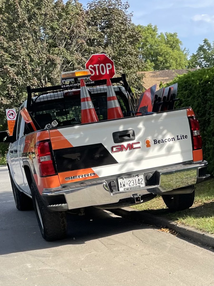 Brypatchar's tweet photo. Every day all day this truck sits idling fuel away … @BeaconLiteLtd  for hours and hours.  I wonder how much you guys spend on fuel? https://t.co/c7g24xL8CJ