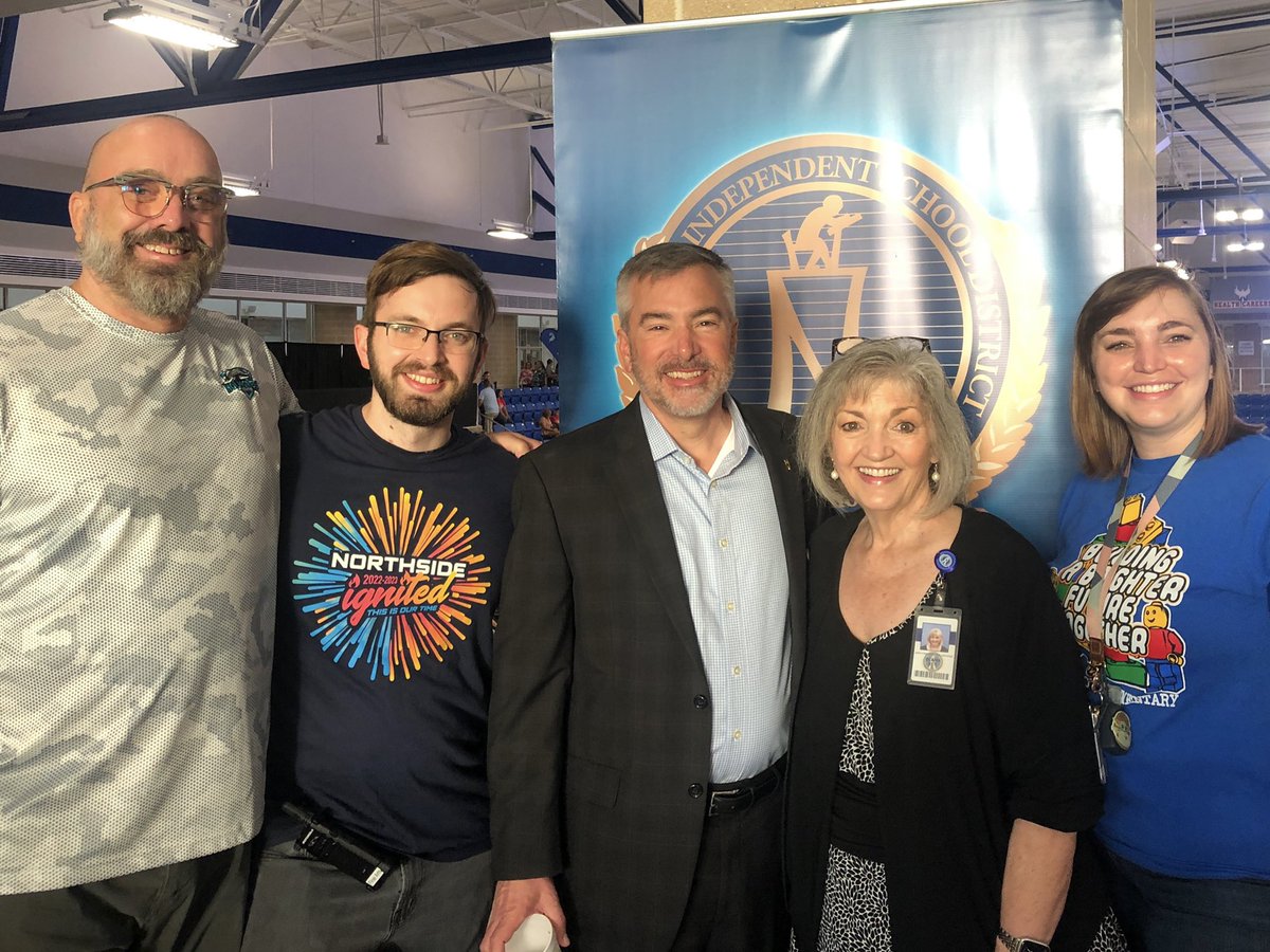 DavidEly17's tweet photo. Ely Family Northside Convocation.  #convoselfie #nisdthornton #nisdteachingandlearning #Nisdholmgreen https://t.co/CQJ7fJi2F4