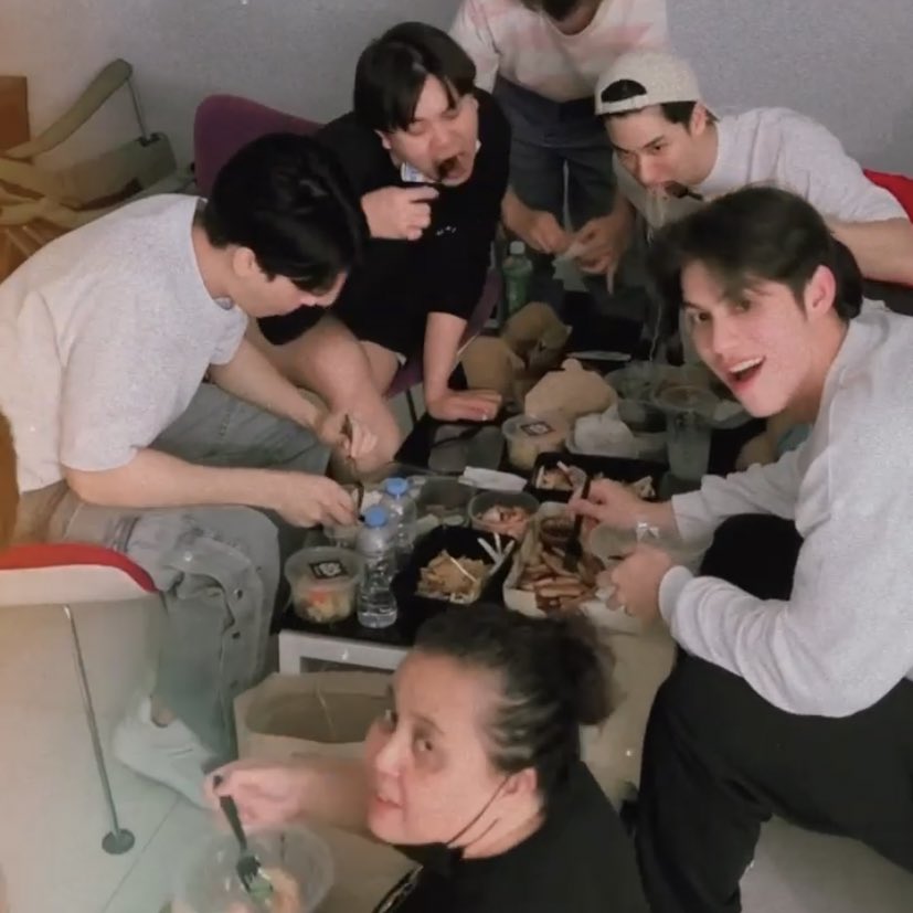 honnoiai's tweet photo. แฟนเราก็ต้องทานข้าวตรงข้ามเรา ปกติ🤭🤭🤍💚 #ไบร์ทวิน https://t.co/ozLwMGrv2x
