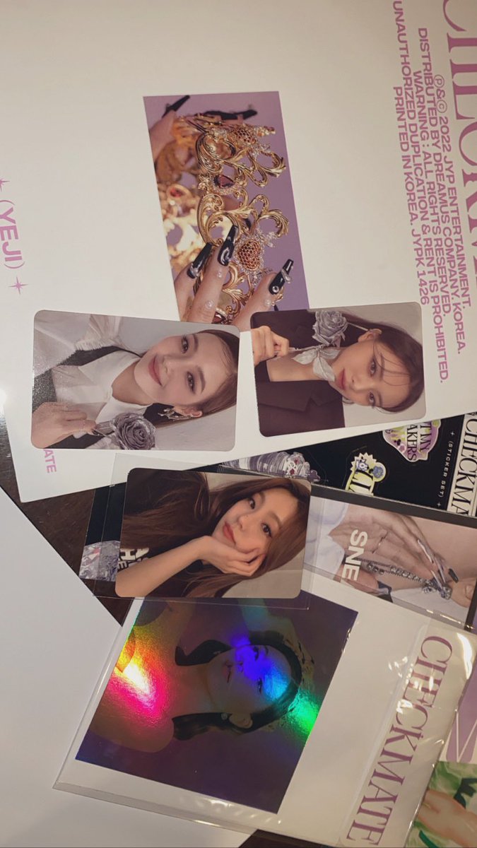 itstitsy's tweet photo. FINALLY IT HAS ARRIVED AFTER 2 MONTHS🥹😭 #MY_CHECKMATE #findingmidzymoots #Sneakers #ITZY #YEJI didn’t get the yeji pc i wanted but its okay😮💨😇🫶🏻🖤 #midzy https://t.co/g1V3DupjgJ