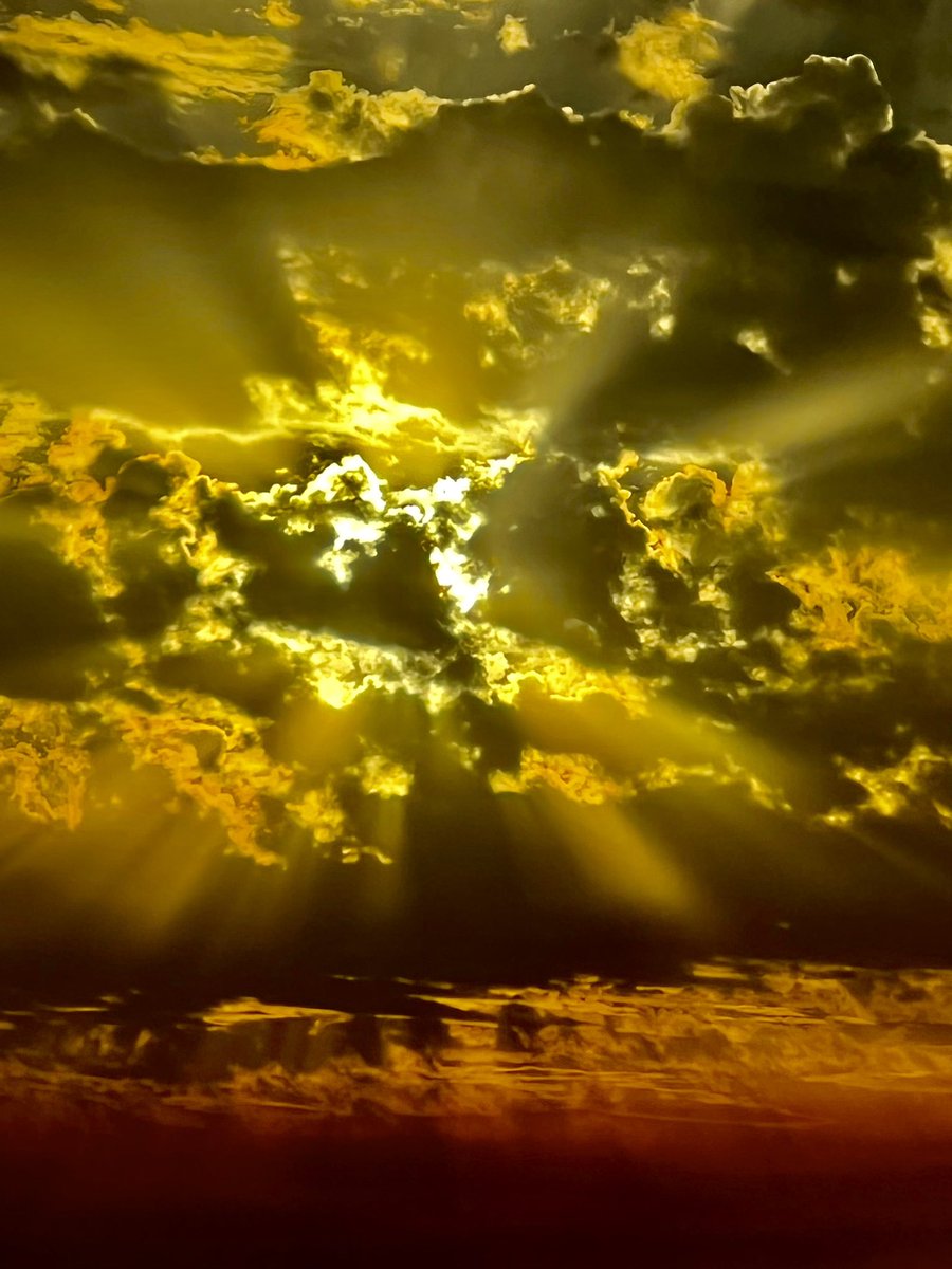 LouieVeganyc's tweet photo. Ibiza skies! August 16, 2022 https://t.co/RyB1wriKOR