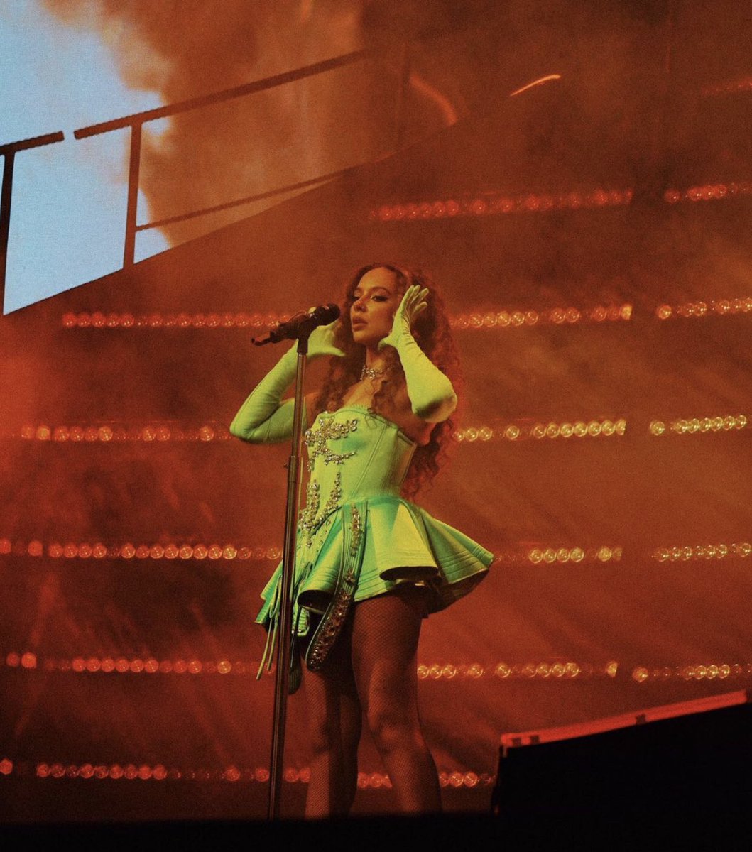 New photos of Jade from the #ConfettiTour by @LucyAndLydia! 

#JadeDay @jadethirlwall