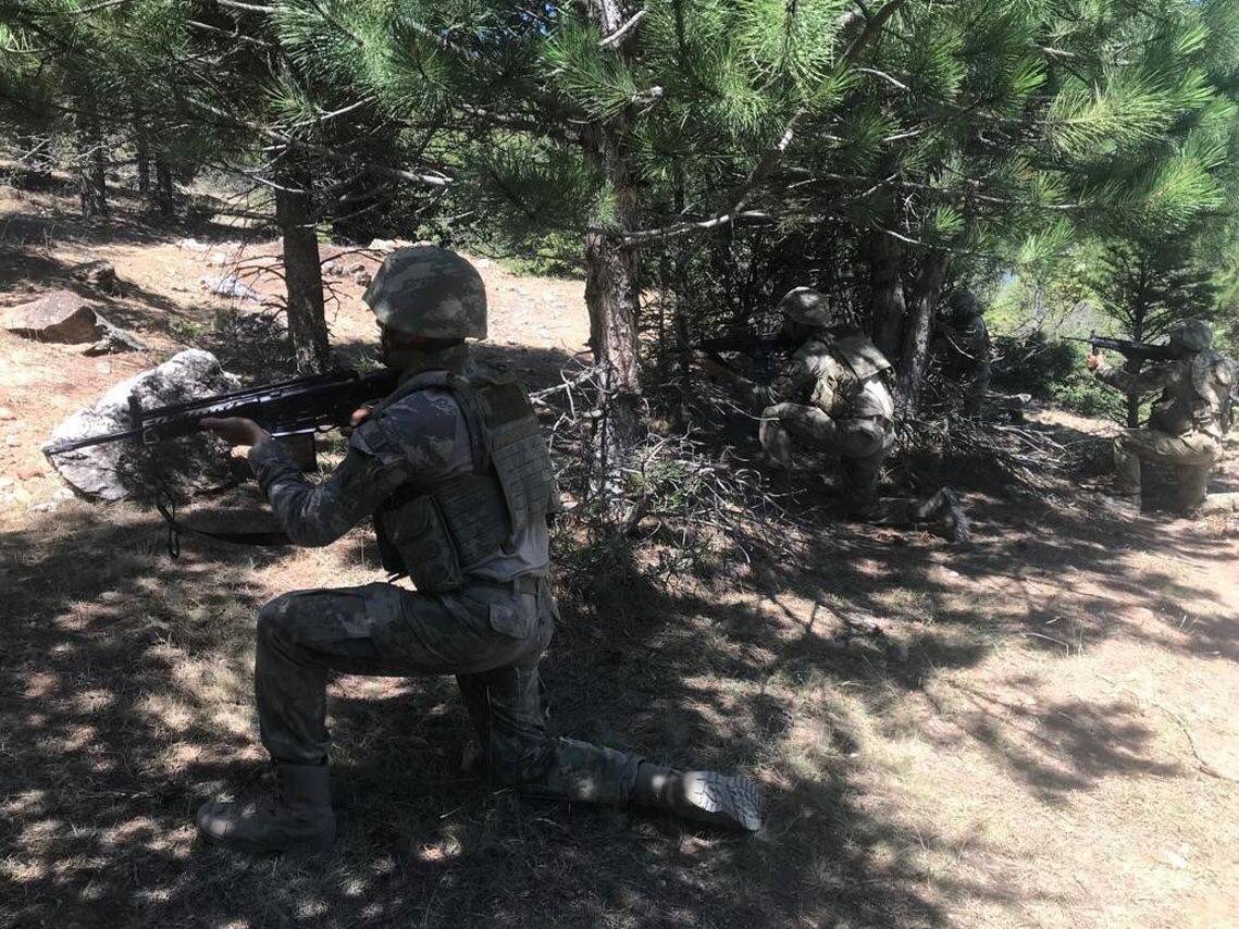 tcsavunma's tweet photo. 📍Dağ Komando Okulu ve Eğitim Merkezi Komutanlığı / Isparta
8'inci Dönem Kara Harp Okulu öğrencilerinin “Komando Temel Kursu Tatbikatı ve Kurs Kapanış Töreni” icra edildi.
#MSB https://t.co/GQrQAZczVX