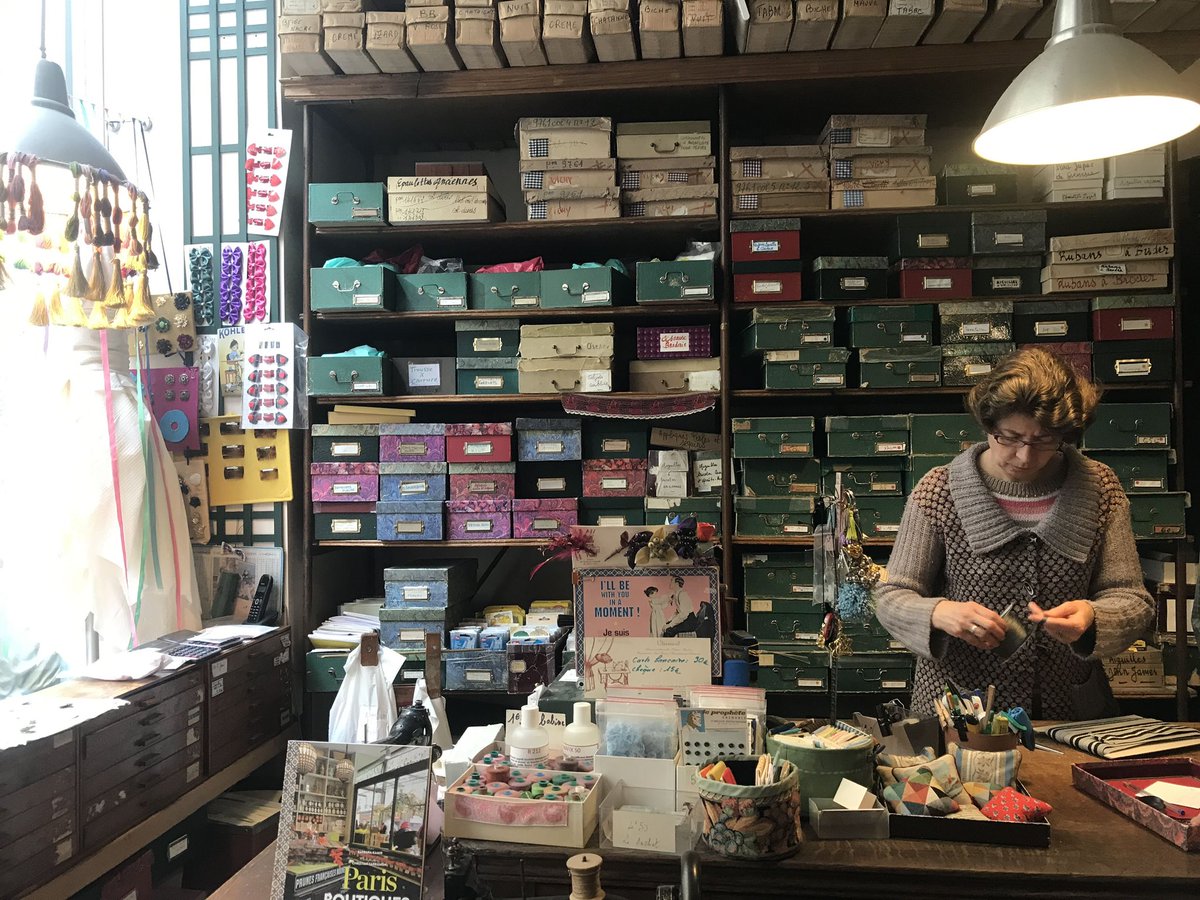 Namiko_natural's tweet photo. パリではスリに遭ったり、怖い思いもしたんだけど、美しいものと可愛いものに溢れていて、おしゃれ美男美女が多すぎて、結局また行きたくなる街なのよね〜
この手芸屋さんツボでした
#ultramod https://t.co/7NWFcOvCHF