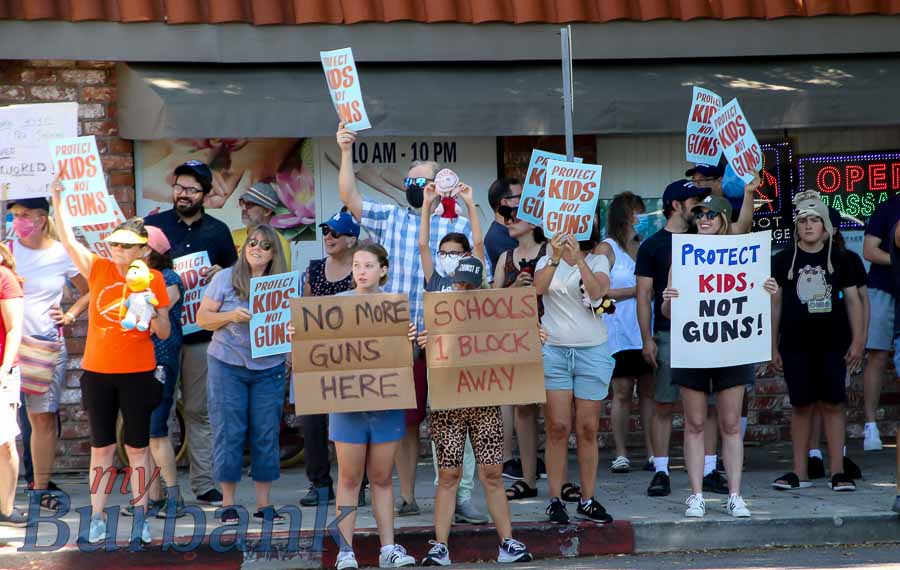 myBurbankNEWS's tweet photo. City Council to Hold Public Hearing to Extend Gun Store Moratorium — Burbank's City Council will hold a public hearing so they can extend the current 45 day gun store moratorium until July 24, 2023 #Burbank #CityofBurbank #GunStores #Moratoriu
https://t.co/avkFxe7nTw https://t.co/0AzNNuwyGP