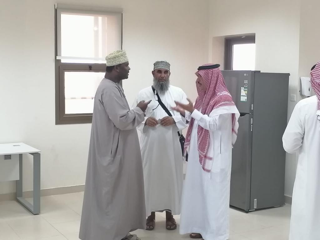 KSAembassyOM's tweet photo. قام سفير خادم الحرمين الشريفين سعادة عبدالله بن سعود العنزي  بزيارة منفذ الربع الخالي، وأطلع على سير العمل فيه والتقى عددا من أصحاب حملات الحج والعمرة العمانيين في صالات الانتظار الذين عبروا عن  تقديرهم للجهود المبذولة من القائمين على المنفذ وسرعة إنهاء إجراءاتهم https://t.co/dvUy6lv3af
