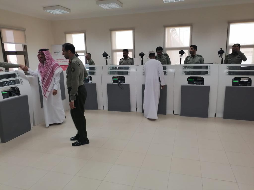 KSAembassyOM's tweet photo. قام سفير خادم الحرمين الشريفين سعادة عبدالله بن سعود العنزي  بزيارة منفذ الربع الخالي، وأطلع على سير العمل فيه والتقى عددا من أصحاب حملات الحج والعمرة العمانيين في صالات الانتظار الذين عبروا عن  تقديرهم للجهود المبذولة من القائمين على المنفذ وسرعة إنهاء إجراءاتهم https://t.co/dvUy6lv3af