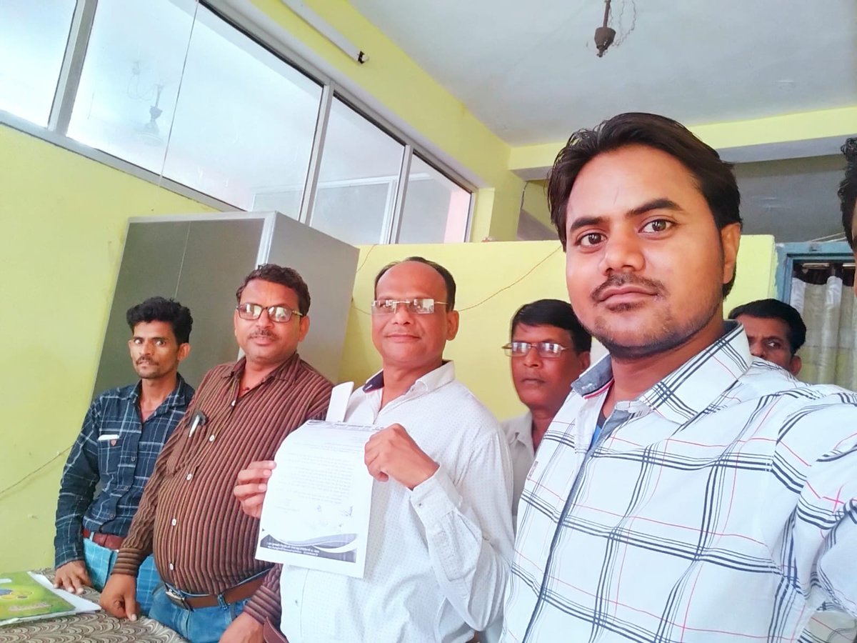 आज नव नियुक्त  उच्च माध्य्मिक शिक्षक जिला इकाई टीकमगढ़ द्वारा जिला शिक्षा अधिकारी महोदय को उ मा शि संघ के पूर्व शिक्षकों की मांगो के साथ ही,
नवनियुक्त शिक्षकों की परिवीक्षा अवधी 2 वर्ष करने और 70-80-90% हटाकर  100% वेतन करने के सम्बंध में ज्ञापन दिया गया
<a href="/Indersinghsjp/">इन्दरसिंह परमार</a>