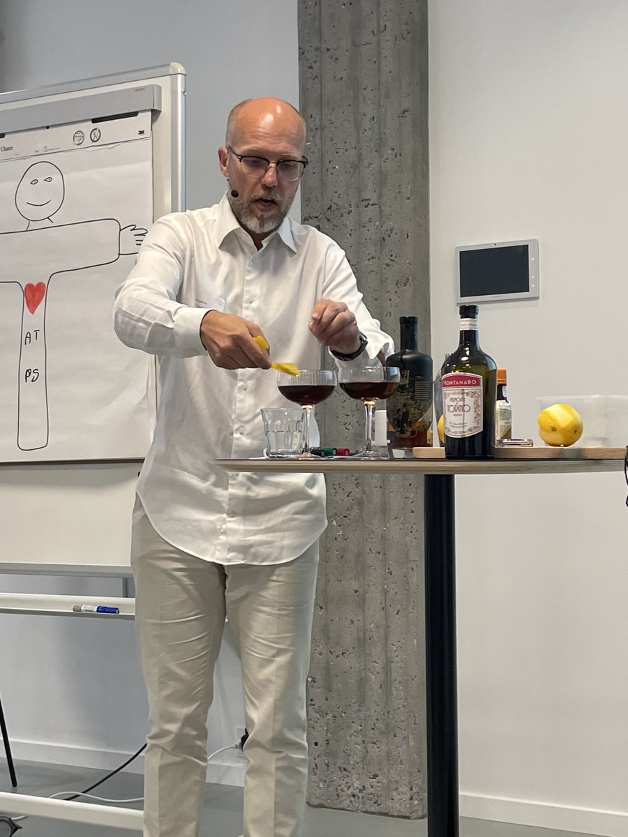 DrDip's tweet photo. Martin Vesterby T-profile cocktail 🍸#LifeScienceMeetup 2022 https://t.co/JT5KgdJgNY