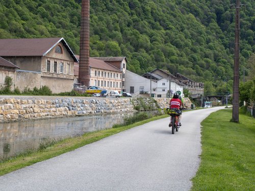 @DoubsTourisme lance le réseau #PointsNœuds, un système permettant de créer son itinéraire sur-mesure en vélo classique ou électrique. 🚴‍♂️💨 📌 Essayez une balade dans l'une des 2 zones déjà équipée : Baume-les-Dames/Rougemont ou Frasne/Drugeon ! 💯 ➡️ bit.ly/p-noeuds