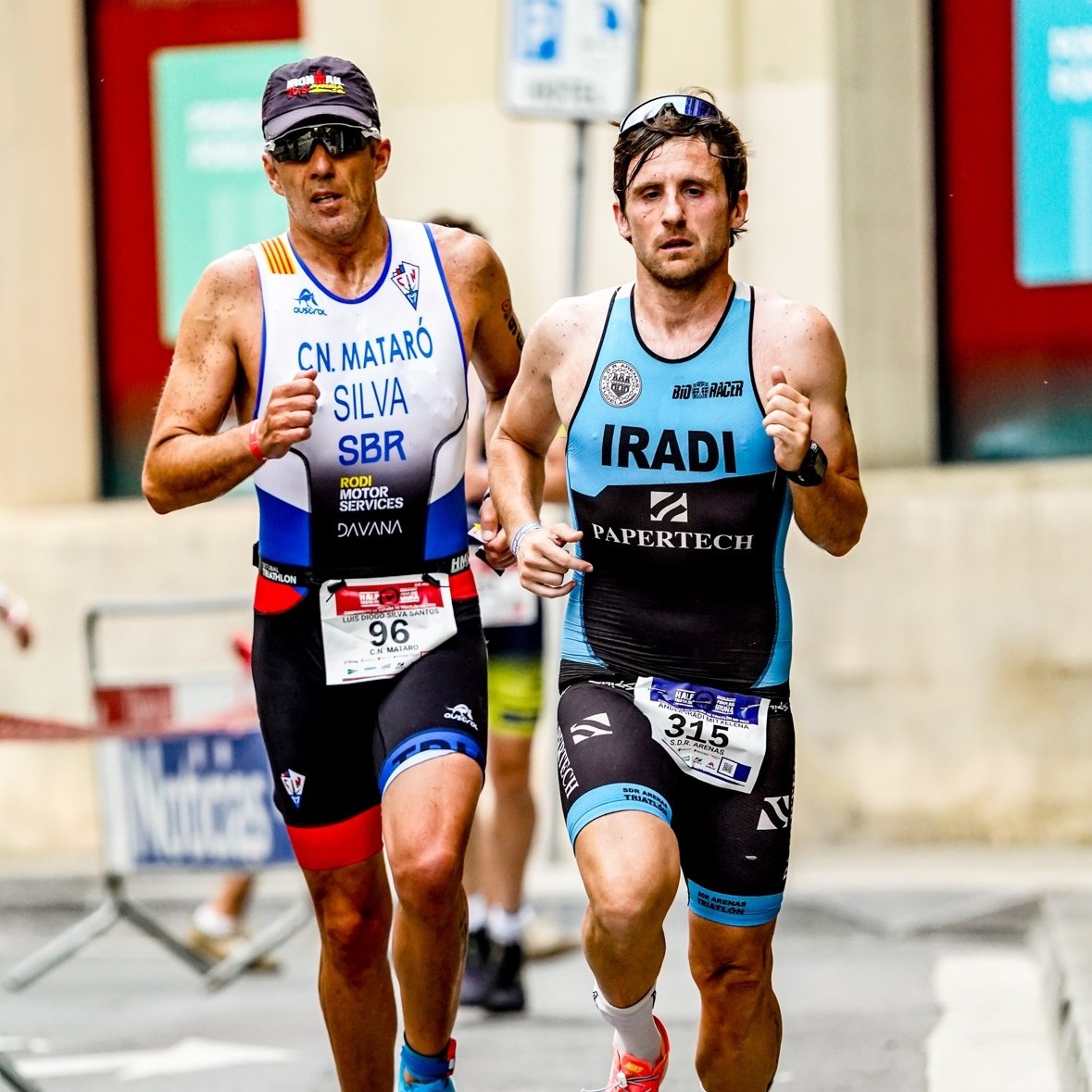 ¿Tú también sueñas con la TXAPELA o el pañuelito ROJO?

Espíritu Pamplona, espíritu triatlón!
-
Zuk ere TXAPELA edo zapi GORRIAREKIN amesten duzu?

Iruñea espiritua, triatloi espiritua!