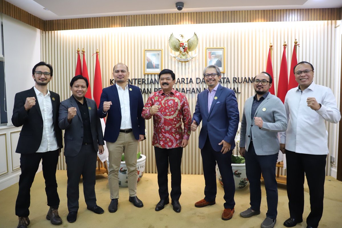 IAPIndonesia's tweet photo. IAP beraudiensi dengan Menteri ATR/BPN Bapak Hadi Tjahjanto dan memberi masukan terutama mengenai percepatan penyusunan RDTR, penguatan FPR, mekanisme KKPR serta implementasi perencana berlisensi. https://t.co/zkNkkQGvAt