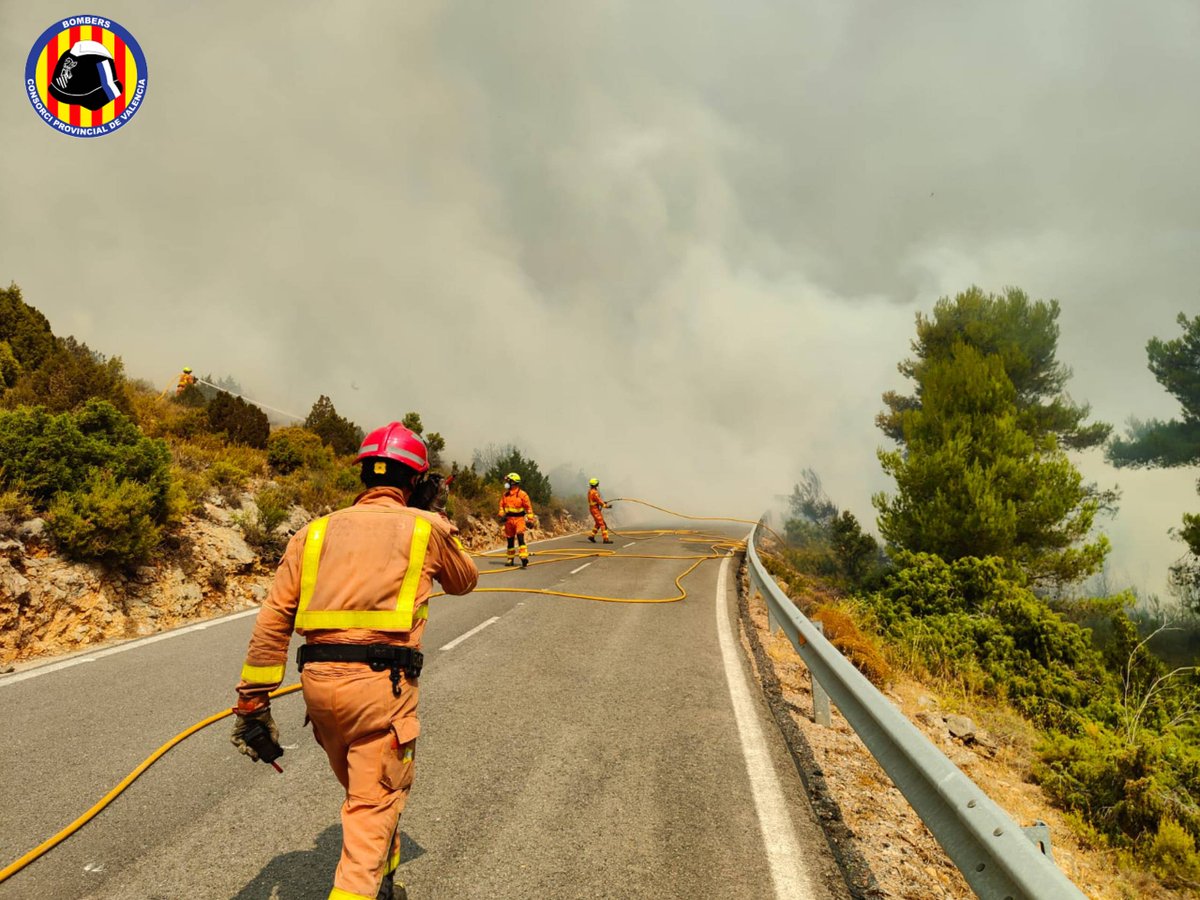 BombersValencia's tweet photo. 📸de intervenció hui de @BombersValencia a #IFBejis en suport a dispositiu @BombersDipcas. Hui amb 7 unitats comandament, 4 BFP i dotació, 3 un #BombersForestals, 3 mitjans aeris, 3 #BRIFO Consorci preparades per activar-se si el PMA ho requereix. Imatge de la zona de Sacañet. https://t.co/ap3VtKM1lT