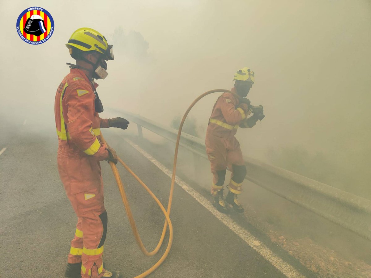 BombersValencia's tweet photo. 📸de intervenció hui de @BombersValencia a #IFBejis en suport a dispositiu @BombersDipcas. Hui amb 7 unitats comandament, 4 BFP i dotació, 3 un #BombersForestals, 3 mitjans aeris, 3 #BRIFO Consorci preparades per activar-se si el PMA ho requereix. Imatge de la zona de Sacañet. https://t.co/ap3VtKM1lT
