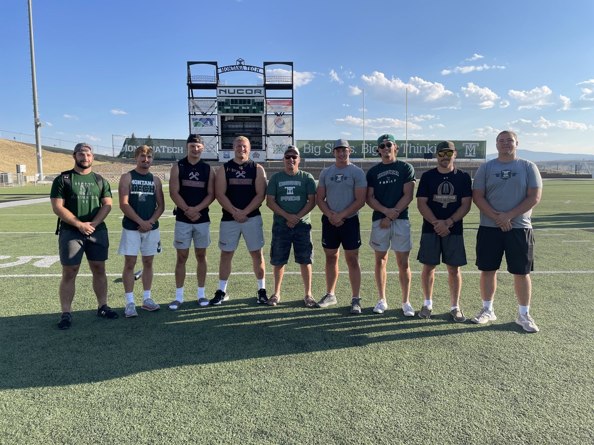 MonTechFootball's tweet photo. Huge Congrats to our newly elected Team Captains for this Fall! Awesome to have Digger Legend Josh Vincent introduce them the other night! 
#Family
#CountOnMe https://t.co/8FhzM6Fu10
