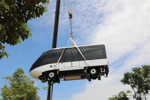 Jinan_ICC's tweet photo. The #cloudbus drive in Jinan, China, is a low-volume rail transit system that uses rubber wheels to run. Some people call it an electric bus or an elevated track because the cloud bus is also powered by batteries and charged at the station.#JinanDevelopment #JinanChina #lowcarbon https://t.co/mWdzohcHAS