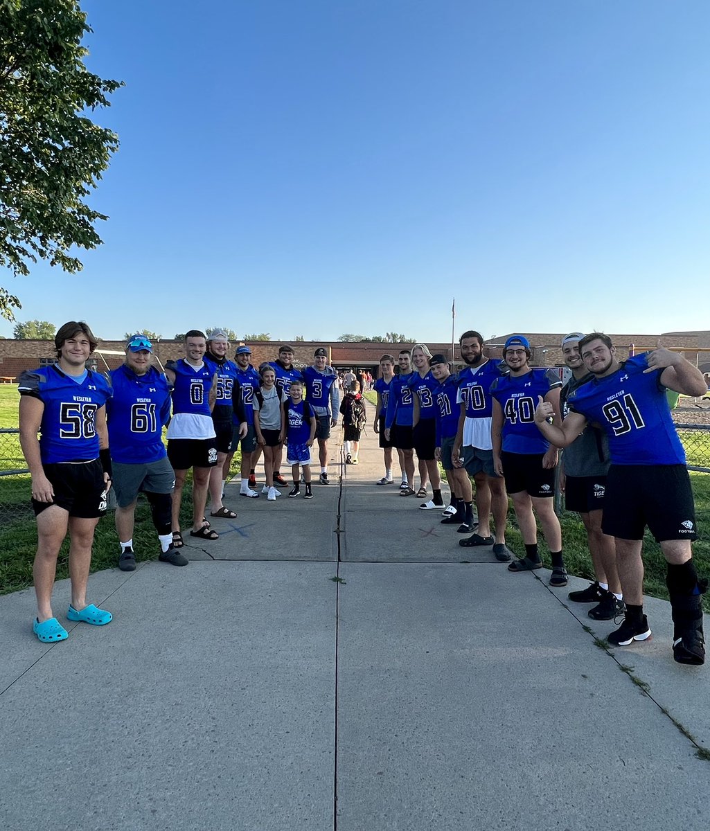 RossCimpl's tweet image. One of the best days of the year! First Day 🤚at LBW! Have a great first day of school! #LBW #futuretigers #bleedblue